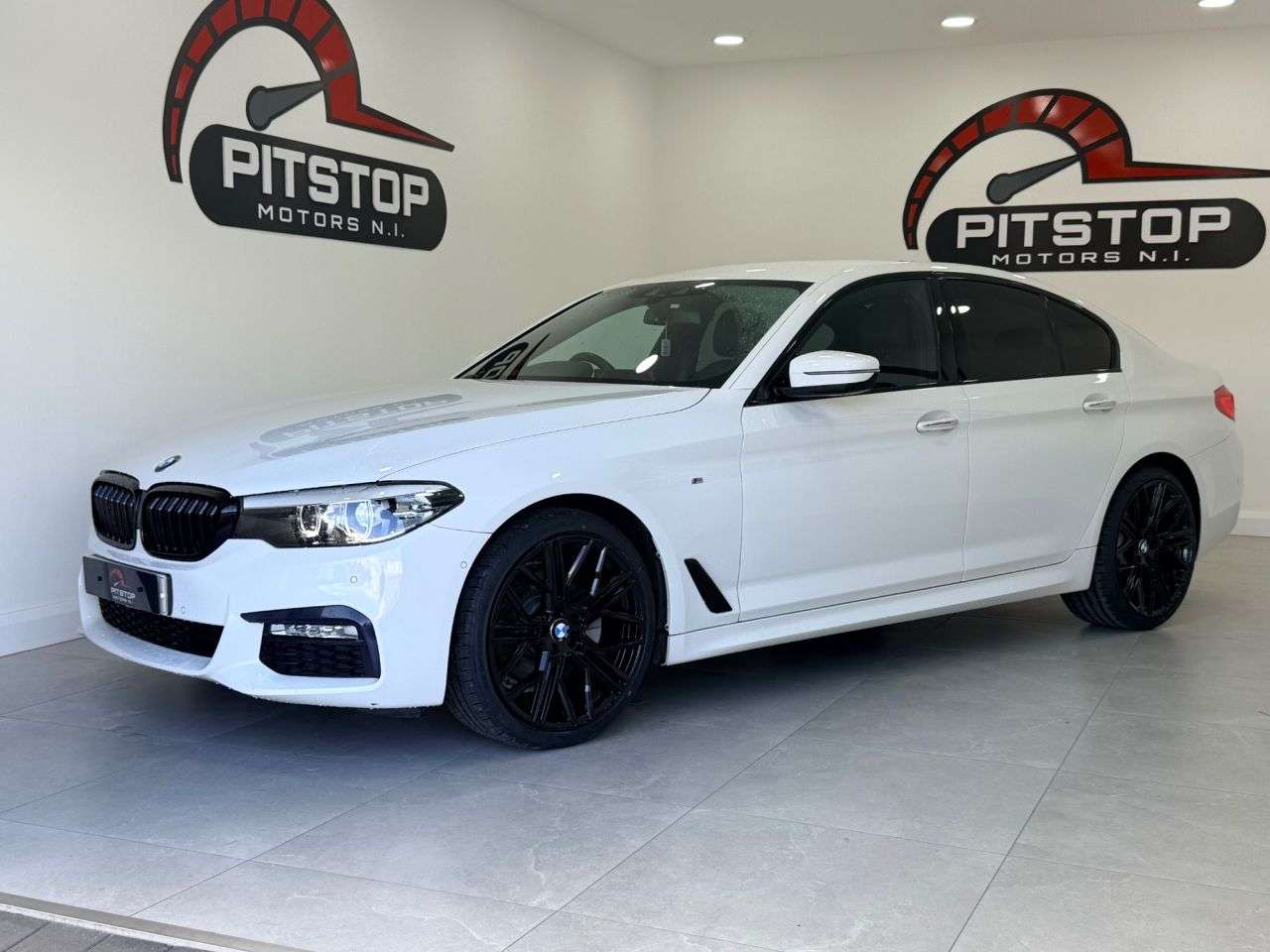 A 2018 BMW 5 SERIES 2.0 520d M Sport Saloon 4dr Diesel Auto xDrive Euro 6 (s/s) (190 ps) A 2018 BMW 5 SERIES 2.0 520d M Sport Saloon 4dr Diesel Auto xDrive Euro 6 (s/s) (190 ps)
