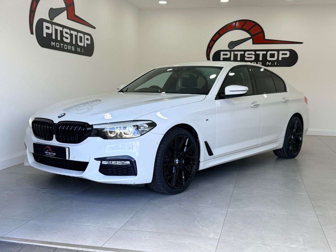 A 2018 BMW 5 SERIES 2.0 520d M Sport Saloon 4dr Diesel Auto xDrive Euro 6 (s/s) (190 ps) A 2018 BMW 5 SERIES 2.0 520d M Sport Saloon 4dr Diesel Auto xDrive Euro 6 (s/s) (190 ps)