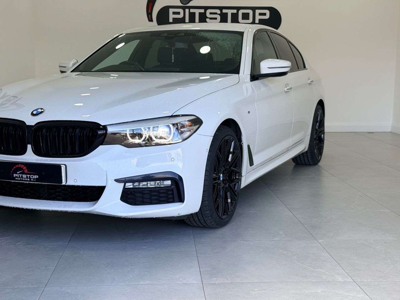 A 2018 BMW 5 SERIES 2.0 520d M Sport Saloon 4dr Diesel Auto xDrive Euro 6 (s/s) (190 ps) A 2018 BMW 5 SERIES 2.0 520d M Sport Saloon 4dr Diesel Auto xDrive Euro 6 (s/s) (190 ps)