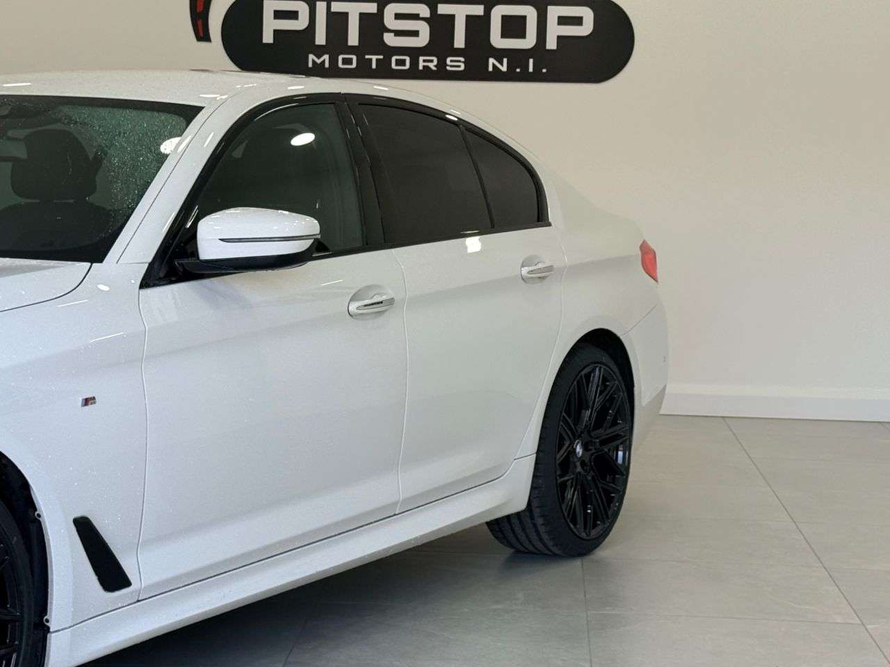 A 2018 BMW 5 SERIES 2.0 520d M Sport Saloon 4dr Diesel Auto xDrive Euro 6 (s/s) (190 ps) A 2018 BMW 5 SERIES 2.0 520d M Sport Saloon 4dr Diesel Auto xDrive Euro 6 (s/s) (190 ps)