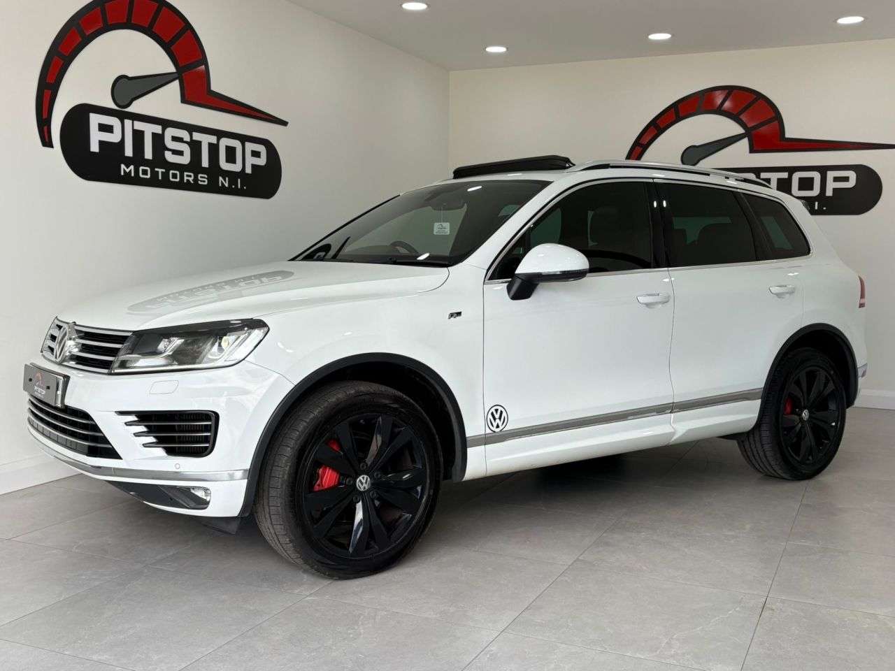 A 2017 VOLKSWAGEN TOUAREG 3.0 TDI V6 BlueMotion Tech R-Line SUV 5dr Diesel Tiptronic 4WD Euro 6 (s/s) A 2017 VOLKSWAGEN TOUAREG 3.0 TDI V6 BlueMotion Tech R-Line SUV 5dr Diesel Tiptronic 4WD Euro 6 (s/s)