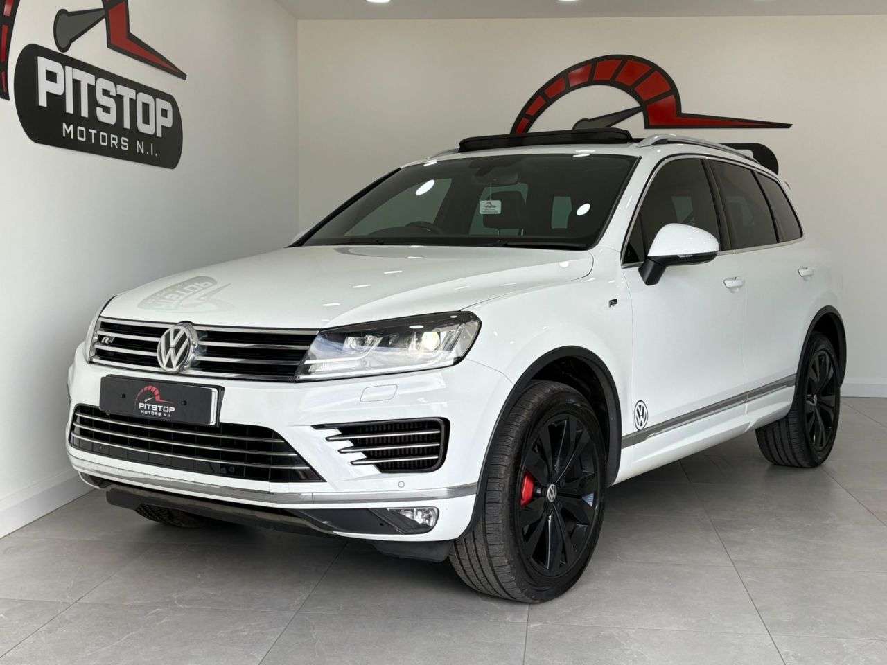 A 2017 VOLKSWAGEN TOUAREG 3.0 TDI V6 BlueMotion Tech R-Line SUV 5dr Diesel Tiptronic 4WD Euro 6 (s/s) A 2017 VOLKSWAGEN TOUAREG 3.0 TDI V6 BlueMotion Tech R-Line SUV 5dr Diesel Tiptronic 4WD Euro 6 (s/s)