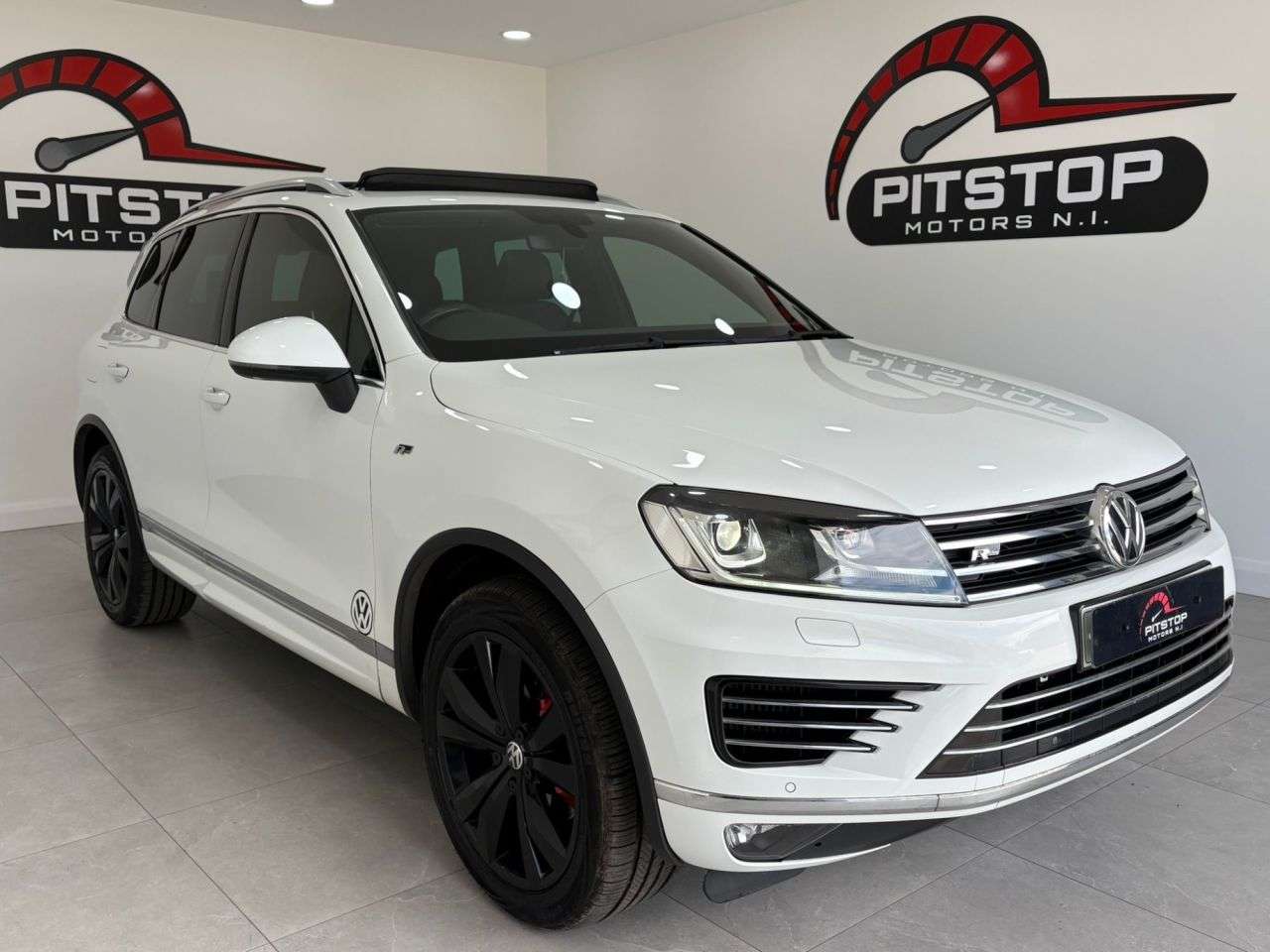 A 2017 VOLKSWAGEN TOUAREG 3.0 TDI V6 BlueMotion Tech R-Line SUV 5dr Diesel Tiptronic 4WD Euro 6 (s/s) A 2017 VOLKSWAGEN TOUAREG 3.0 TDI V6 BlueMotion Tech R-Line SUV 5dr Diesel Tiptronic 4WD Euro 6 (s/s)
