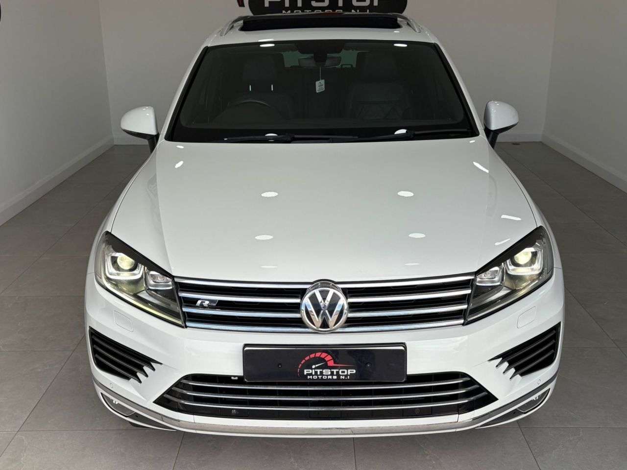 A 2017 VOLKSWAGEN TOUAREG 3.0 TDI V6 BlueMotion Tech R-Line SUV 5dr Diesel Tiptronic 4WD Euro 6 (s/s) A 2017 VOLKSWAGEN TOUAREG 3.0 TDI V6 BlueMotion Tech R-Line SUV 5dr Diesel Tiptronic 4WD Euro 6 (s/s)
