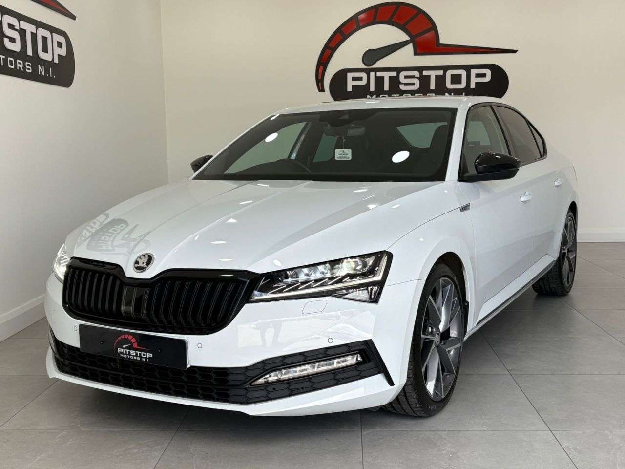 A 2022 SKODA SUPERB 2.0 TSI SportLine Plus Hatchback 5dr Petrol DSG Euro 6 (s/s) (190 ps) A 2022 SKODA SUPERB 2.0 TSI SportLine Plus Hatchback 5dr Petrol DSG Euro 6 (s/s) (190 ps)