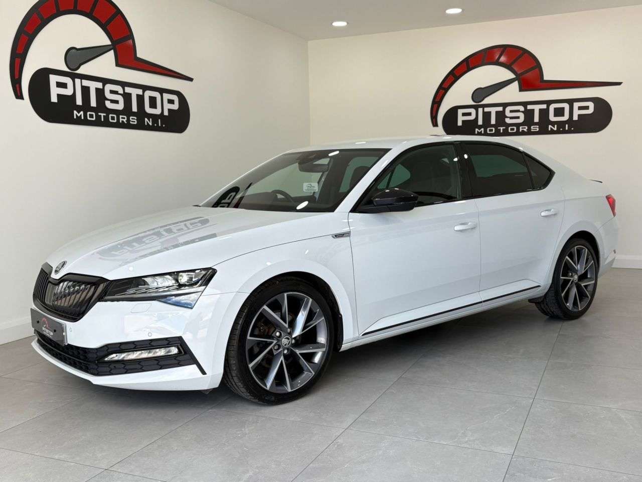 A 2022 SKODA SUPERB 2.0 TSI SportLine Plus Hatchback 5dr Petrol DSG Euro 6 (s/s) (190 ps) A 2022 SKODA SUPERB 2.0 TSI SportLine Plus Hatchback 5dr Petrol DSG Euro 6 (s/s) (190 ps)