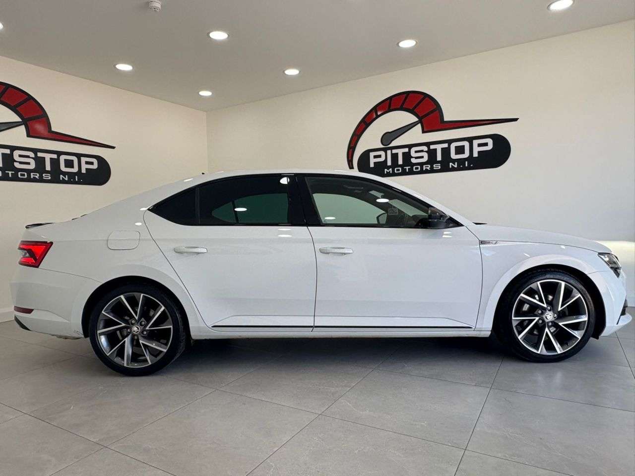 A 2022 SKODA SUPERB 2.0 TSI SportLine Plus Hatchback 5dr Petrol DSG Euro 6 (s/s) (190 ps) A 2022 SKODA SUPERB 2.0 TSI SportLine Plus Hatchback 5dr Petrol DSG Euro 6 (s/s) (190 ps)