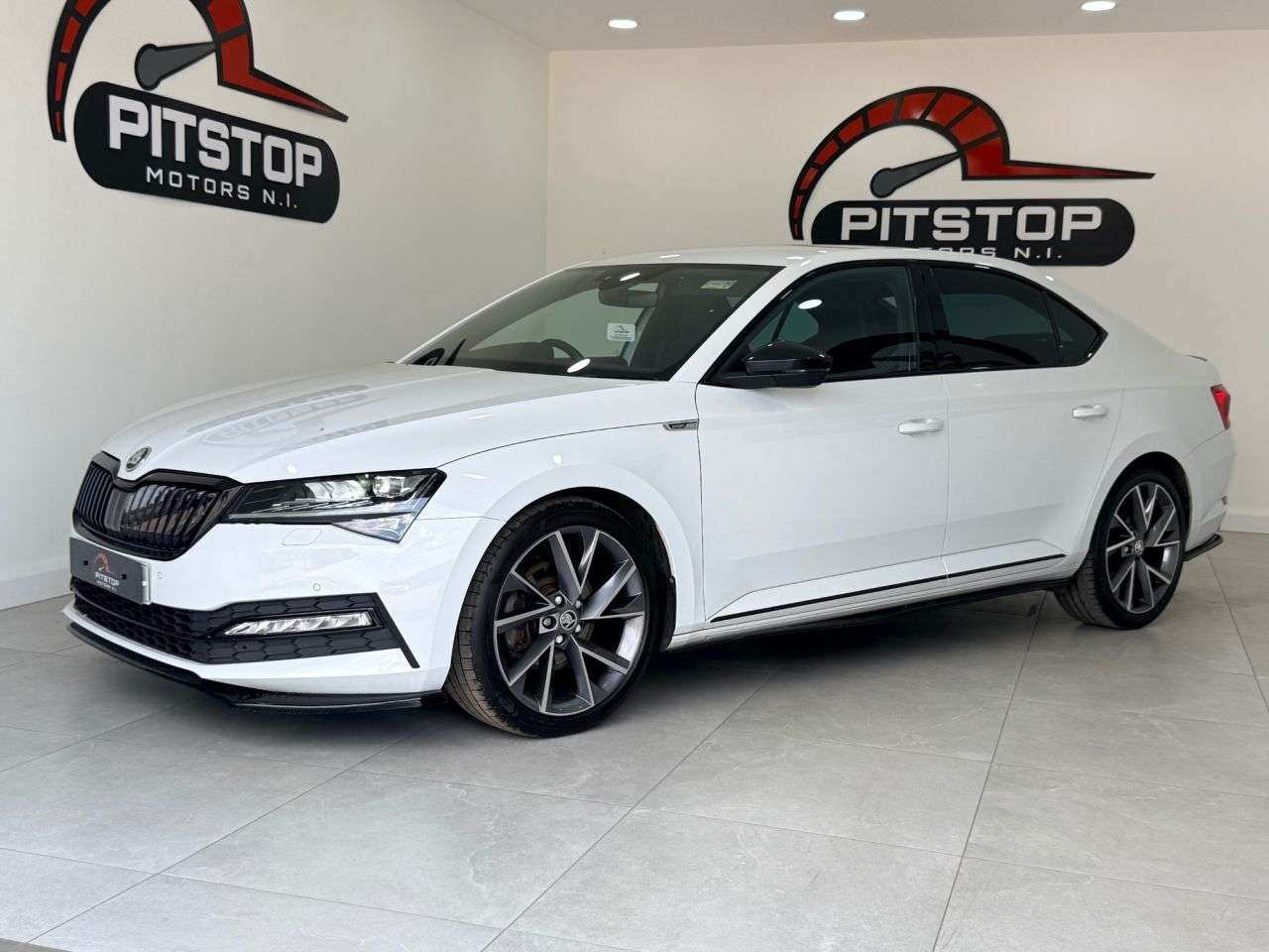 A 2022 SKODA SUPERB 2.0 TSI SportLine Plus Hatchback 5dr Petrol DSG Euro 6 (s/s) (190 ps) A 2022 SKODA SUPERB 2.0 TSI SportLine Plus Hatchback 5dr Petrol DSG Euro 6 (s/s) (190 ps)