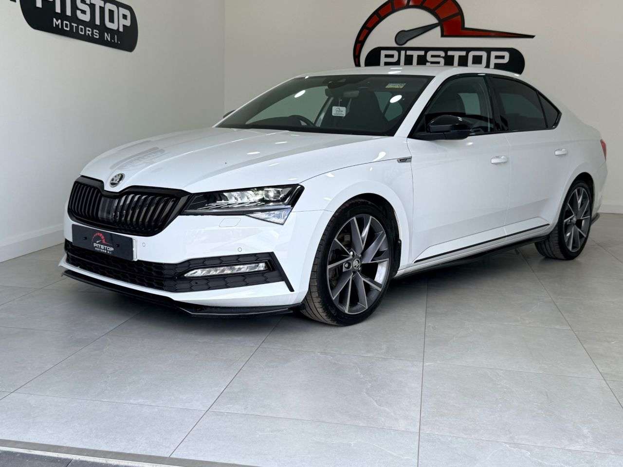 A 2022 SKODA SUPERB 2.0 TSI SportLine Plus Hatchback 5dr Petrol DSG Euro 6 (s/s) (190 ps) A 2022 SKODA SUPERB 2.0 TSI SportLine Plus Hatchback 5dr Petrol DSG Euro 6 (s/s) (190 ps)