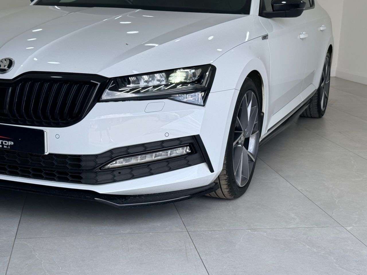 A 2022 SKODA SUPERB 2.0 TSI SportLine Plus Hatchback 5dr Petrol DSG Euro 6 (s/s) (190 ps) A 2022 SKODA SUPERB 2.0 TSI SportLine Plus Hatchback 5dr Petrol DSG Euro 6 (s/s) (190 ps)