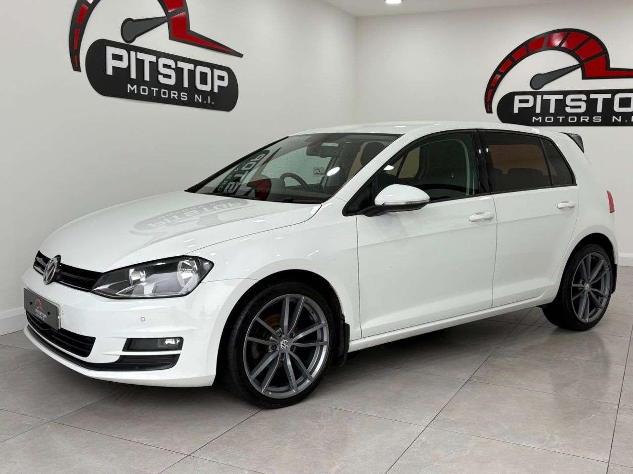 A 2014 VOLKSWAGEN GOLF 1.6 TDI BlueMotion Tech Match Hatchback 5dr Diesel DSG Euro 5 (s/s) (105 ps A 2014 VOLKSWAGEN GOLF 1.6 TDI BlueMotion Tech Match Hatchback 5dr Diesel DSG Euro 5 (s/s) (105 ps