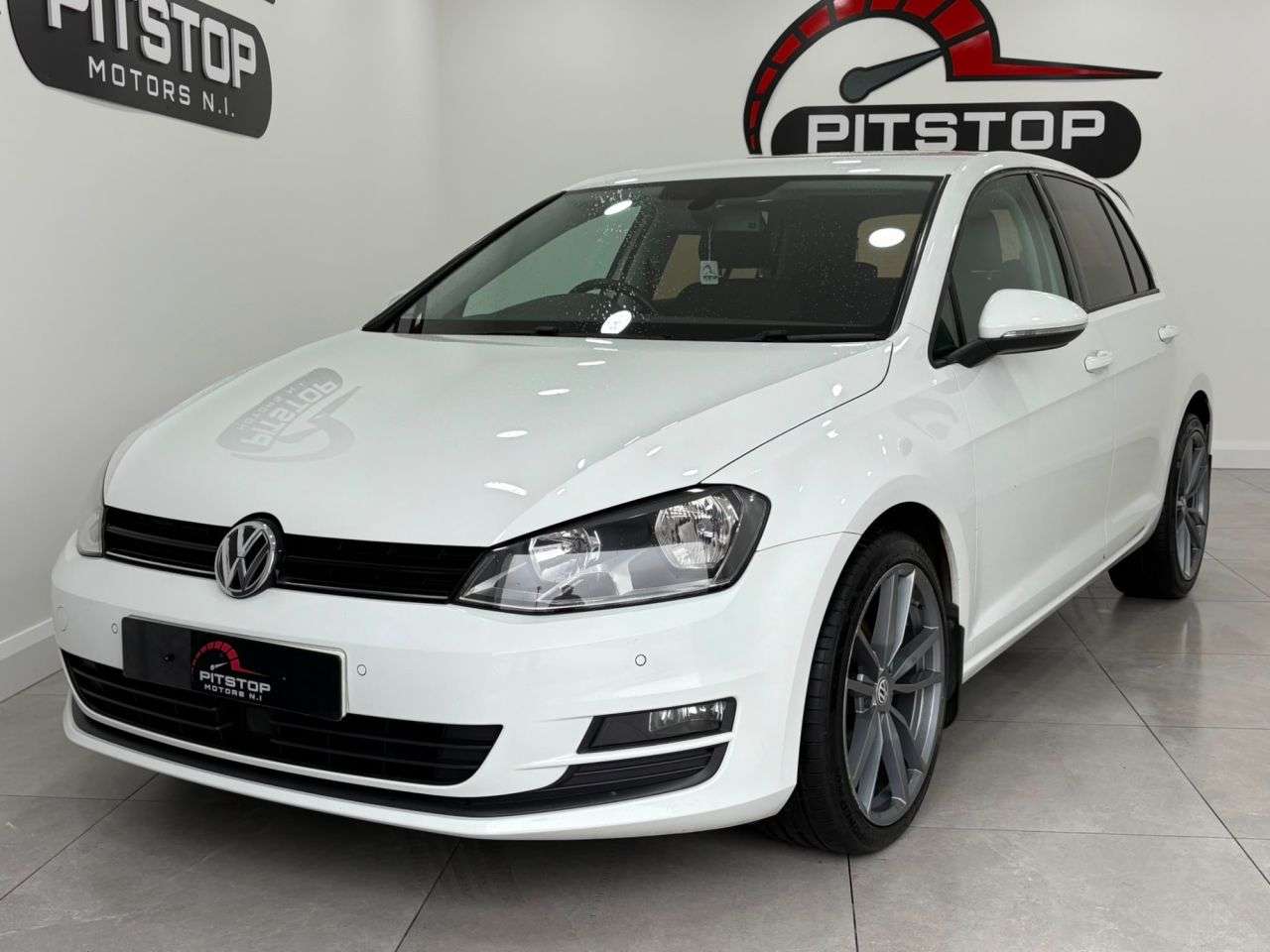 A 2014 VOLKSWAGEN GOLF 1.6 TDI BlueMotion Tech Match Hatchback 5dr Diesel DSG Euro 5 (s/s) (105 ps A 2014 VOLKSWAGEN GOLF 1.6 TDI BlueMotion Tech Match Hatchback 5dr Diesel DSG Euro 5 (s/s) (105 ps