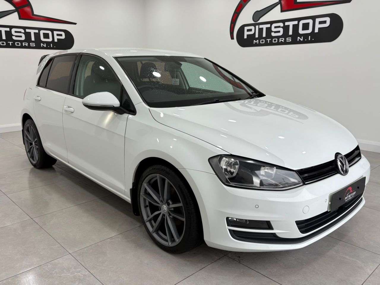 A 2014 VOLKSWAGEN GOLF 1.6 TDI BlueMotion Tech Match Hatchback 5dr Diesel DSG Euro 5 (s/s) (105 ps A 2014 VOLKSWAGEN GOLF 1.6 TDI BlueMotion Tech Match Hatchback 5dr Diesel DSG Euro 5 (s/s) (105 ps