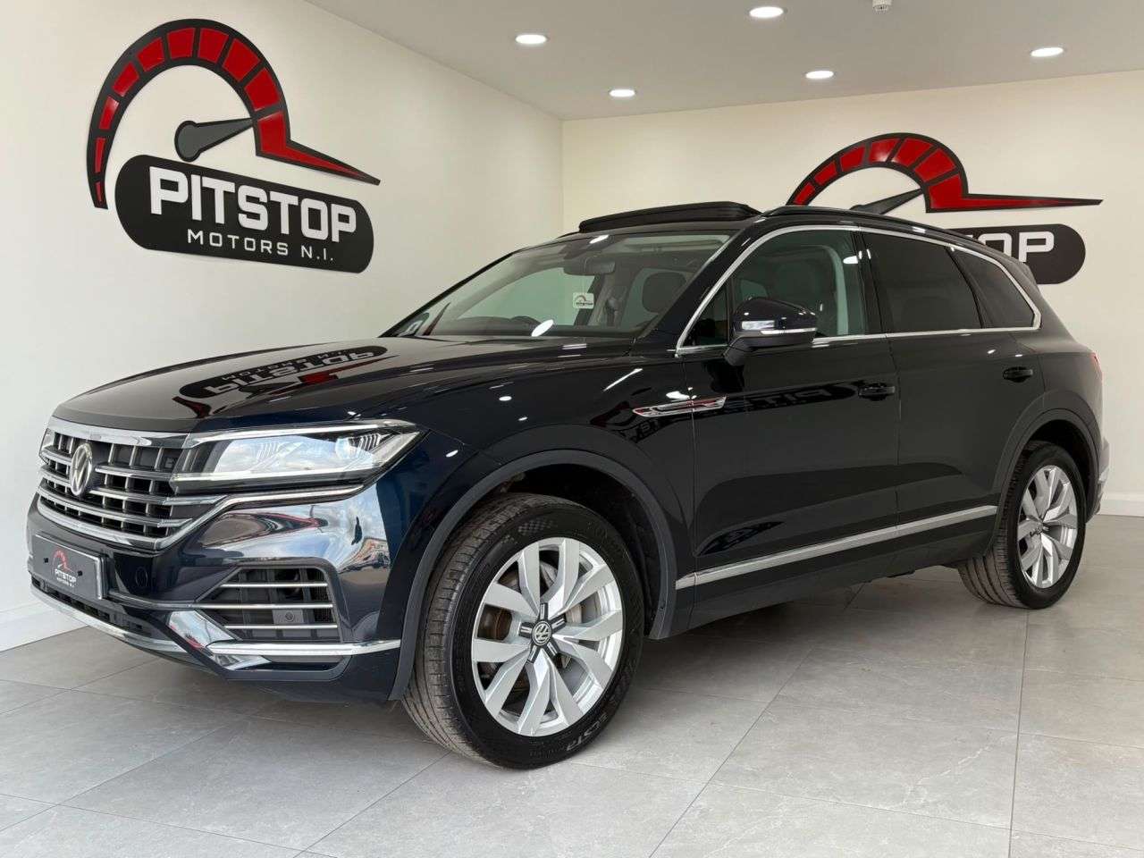 A 2018 VOLKSWAGEN TOUAREG 3.0 TDI V6 SEL SUV 5dr Diesel Tiptronic 4Motion Euro 6 (s/s) (286 ps) A 2018 VOLKSWAGEN TOUAREG 3.0 TDI V6 SEL SUV 5dr Diesel Tiptronic 4Motion Euro 6 (s/s) (286 ps)