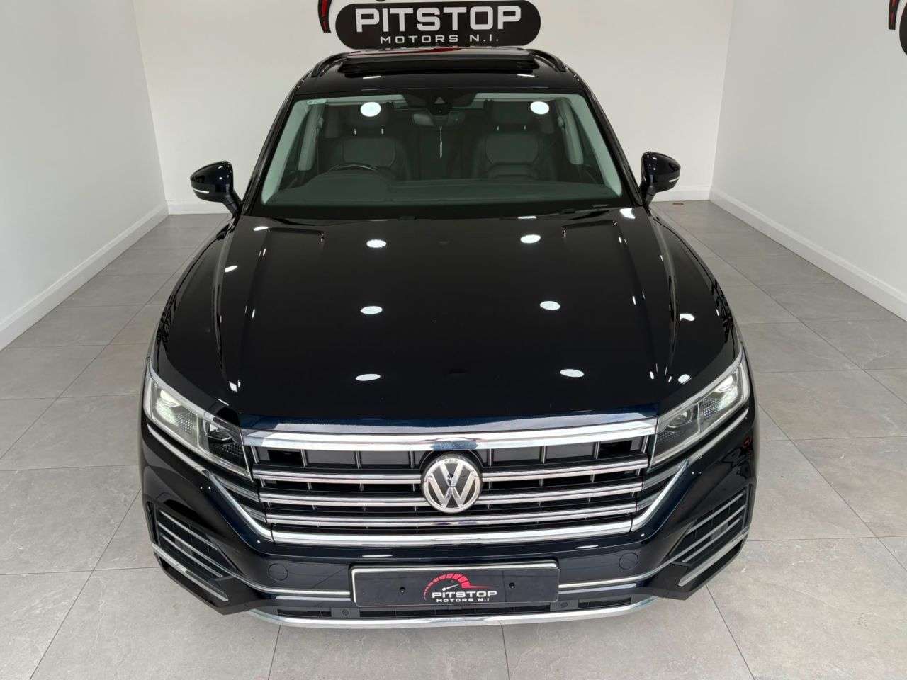 A 2018 VOLKSWAGEN TOUAREG 3.0 TDI V6 SEL SUV 5dr Diesel Tiptronic 4Motion Euro 6 (s/s) (286 ps) A 2018 VOLKSWAGEN TOUAREG 3.0 TDI V6 SEL SUV 5dr Diesel Tiptronic 4Motion Euro 6 (s/s) (286 ps)