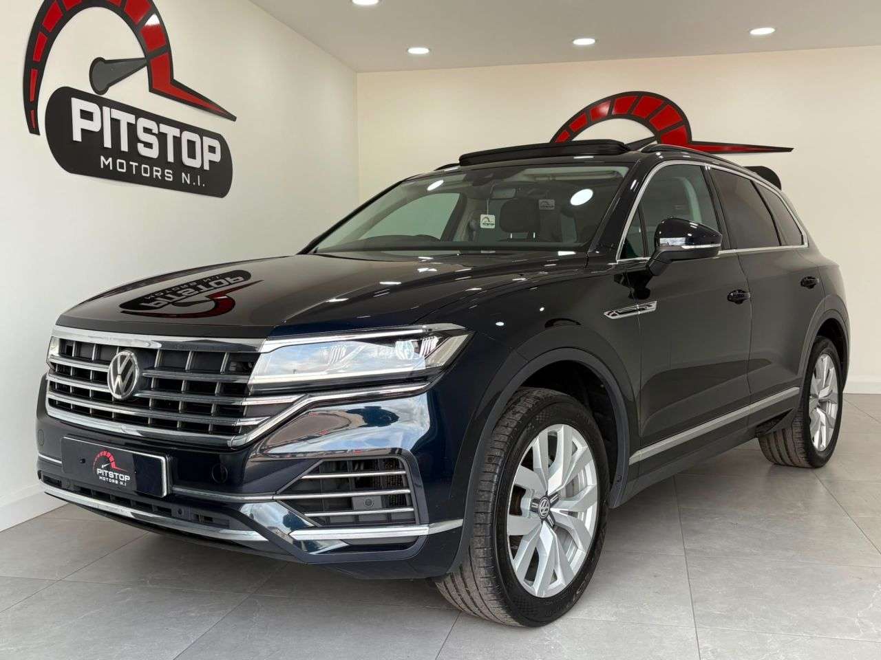 A 2018 VOLKSWAGEN TOUAREG 3.0 TDI V6 SEL SUV 5dr Diesel Tiptronic 4Motion Euro 6 (s/s) (286 ps) A 2018 VOLKSWAGEN TOUAREG 3.0 TDI V6 SEL SUV 5dr Diesel Tiptronic 4Motion Euro 6 (s/s) (286 ps)