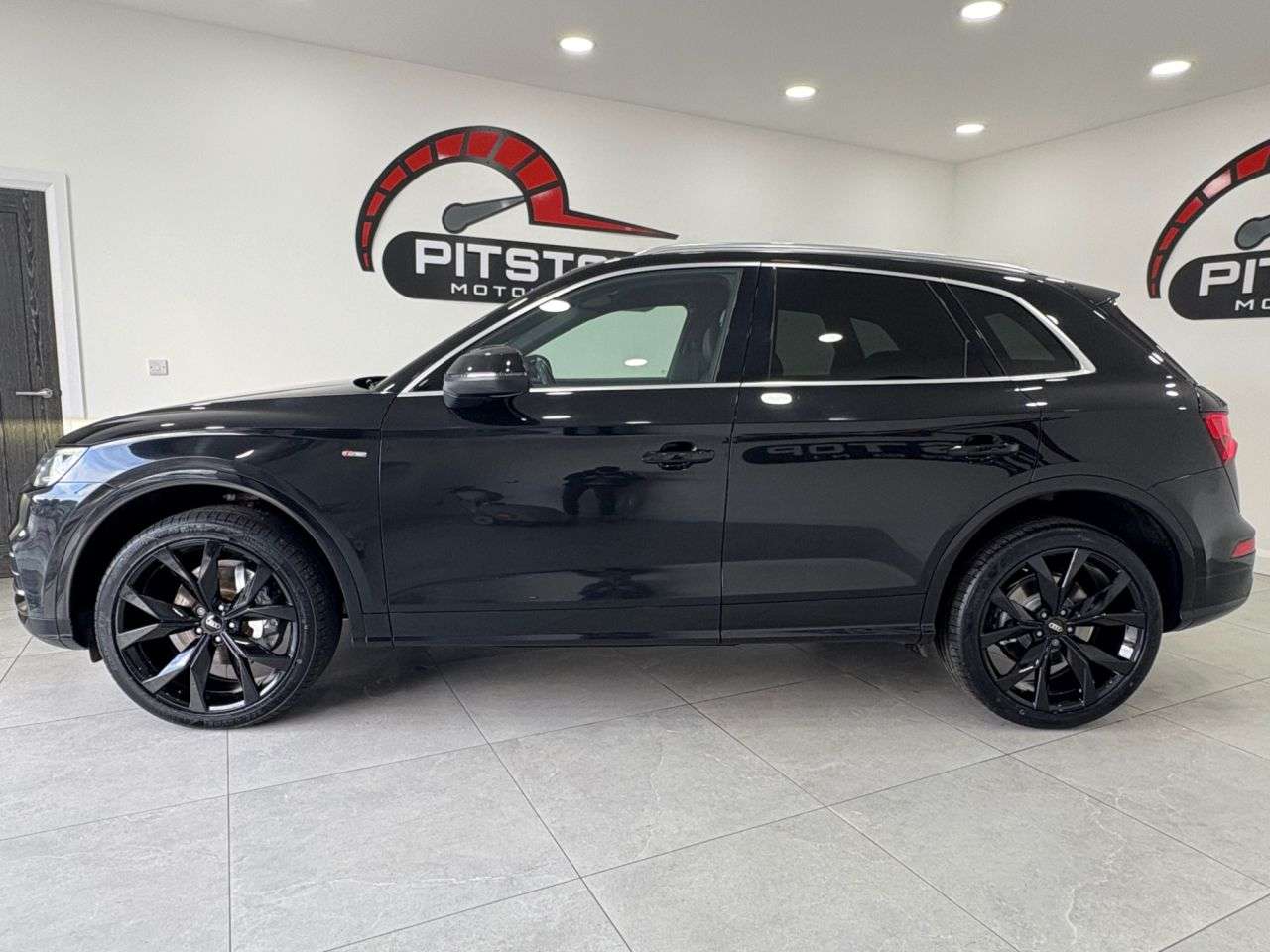 A 2020 AUDI Q5 2.0 TDI 40 S line SUV 5dr Diesel S Tronic quattro Euro 6 (s/s) (190 ps) A 2020 AUDI Q5 2.0 TDI 40 S line SUV 5dr Diesel S Tronic quattro Euro 6 (s/s) (190 ps)