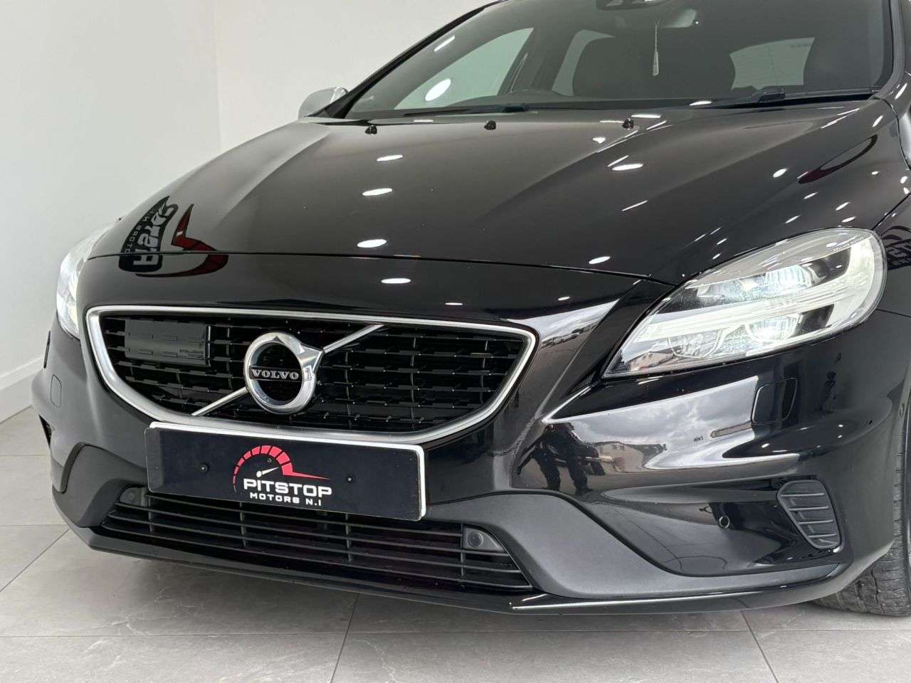 A 2019 VOLVO V40 2.0 D2 R-Design Edition Hatchback 5dr Diesel Auto Euro 6 (s/s) (120 ps) A 2019 VOLVO V40 2.0 D2 R-Design Edition Hatchback 5dr Diesel Auto Euro 6 (s/s) (120 ps)