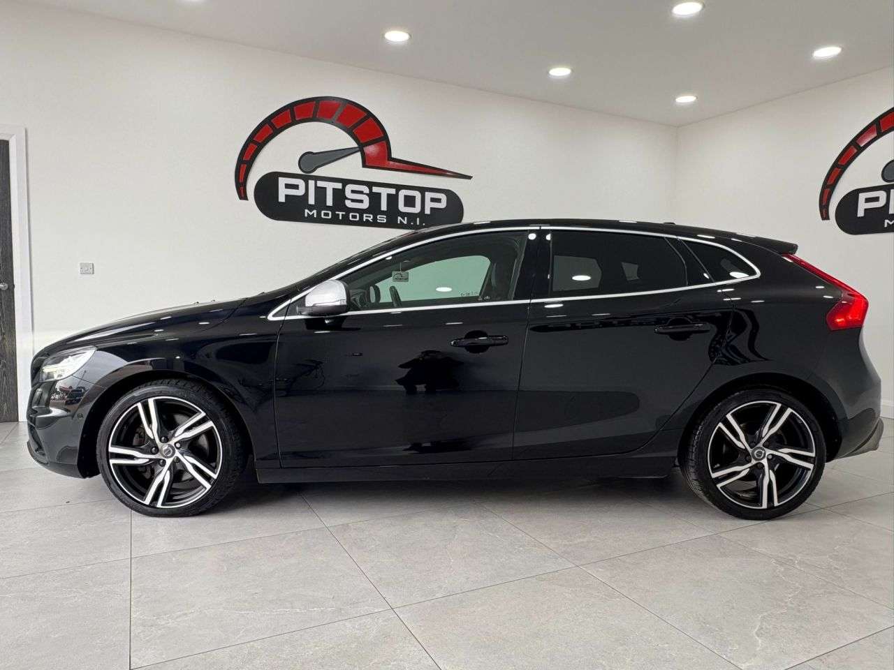 2019 VOLVO V40 2019 VOLVO V40