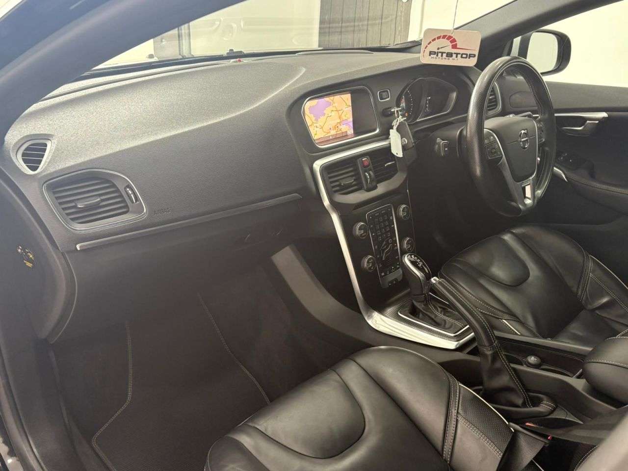 2019 VOLVO V40 2019 VOLVO V40