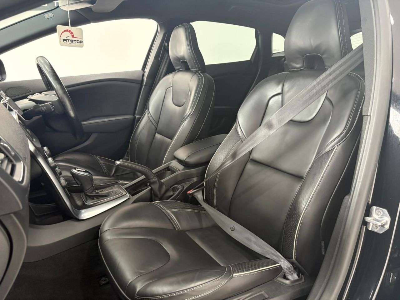 2019 VOLVO V40 2019 VOLVO V40