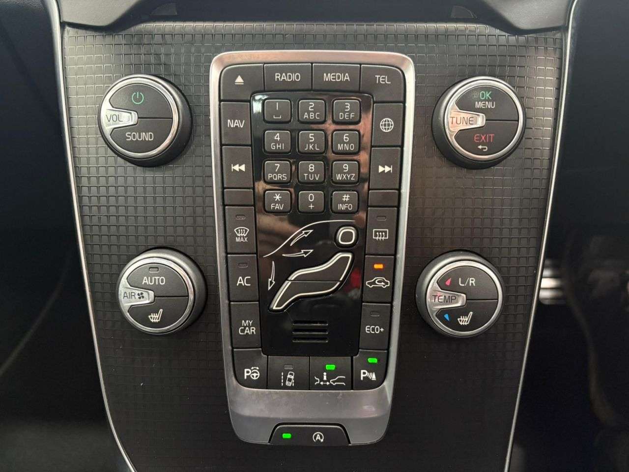 2019 VOLVO V40 2019 VOLVO V40