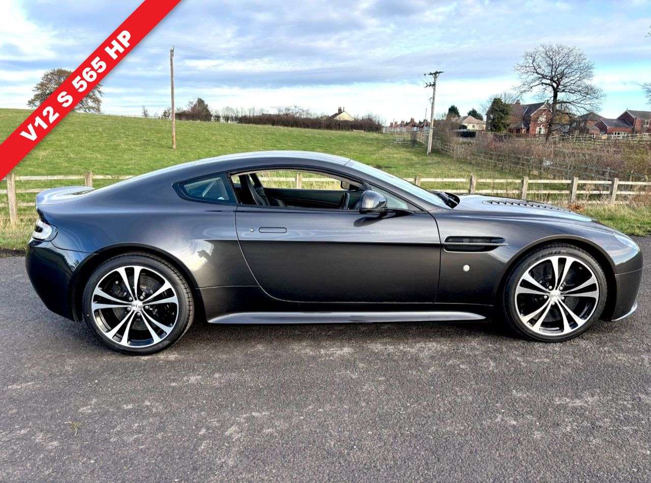 A 2014 ASTON MARTIN VANTAGE S V12 A 2014 ASTON MARTIN VANTAGE S V12
