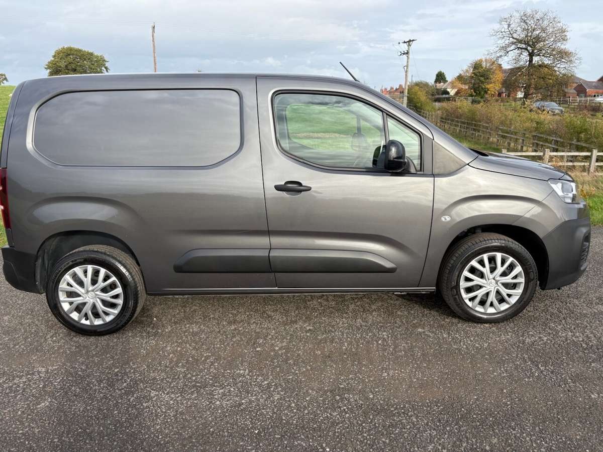 Check out this Citroen Berlingo 2022 Diesel Manual