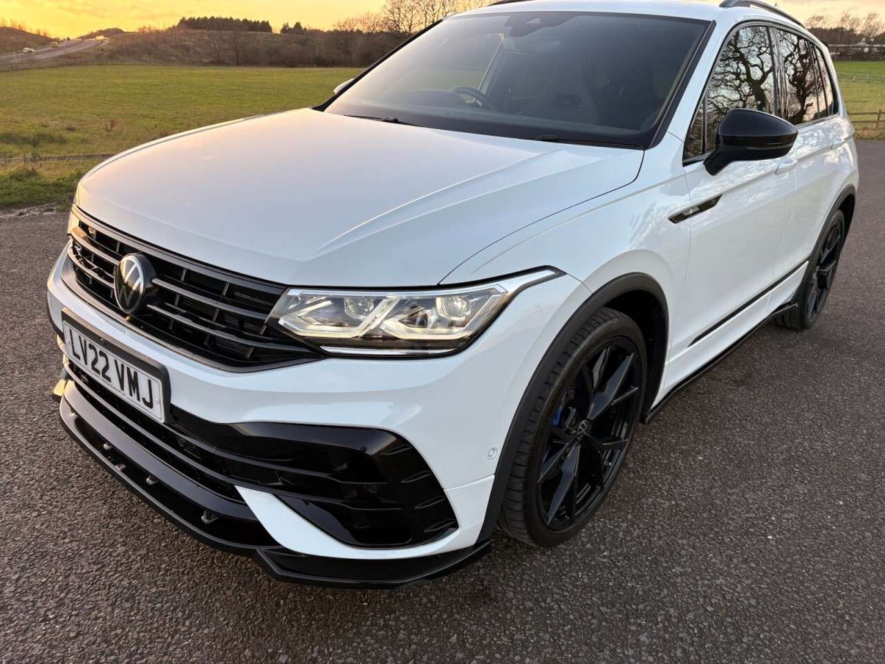 A 2022 VOLKSWAGEN TIGUAN 2.0 TSI R SUV 5dr Petrol DSG 4Motion Euro 6 (s/s) (320 ps) HIGH SPEC TIGUAN A 2022 VOLKSWAGEN TIGUAN 2.0 TSI R SUV 5dr Petrol DSG 4Motion Euro 6 (s/s) (320 ps) HIGH SPEC TIGUAN