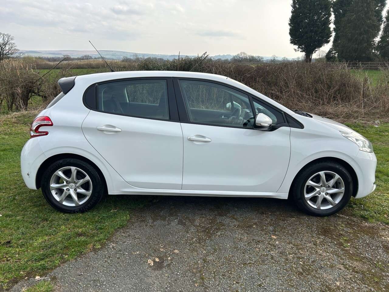 A 2012 PEUGEOT 208 AUTOMATIC 1.4 e-HDi Active Hatchback 5dr Diesel EGC Euro 5 (s/s) (70 ps) £2 A 2012 PEUGEOT 208 AUTOMATIC 1.4 e-HDi Active Hatchback 5dr Diesel EGC Euro 5 (s/s) (70 ps) £2