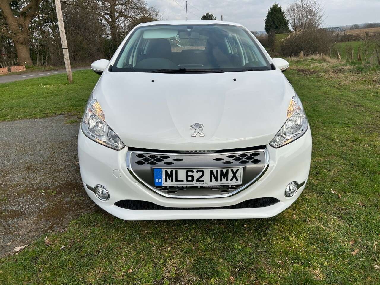 A 2012 PEUGEOT 208 AUTOMATIC 1.4 e-HDi Active Hatchback 5dr Diesel EGC Euro 5 (s/s) (70 ps) £2 A 2012 PEUGEOT 208 AUTOMATIC 1.4 e-HDi Active Hatchback 5dr Diesel EGC Euro 5 (s/s) (70 ps) £2