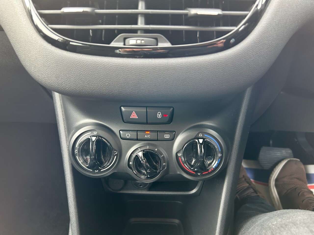 2012 PEUGEOT 208 2012 PEUGEOT 208