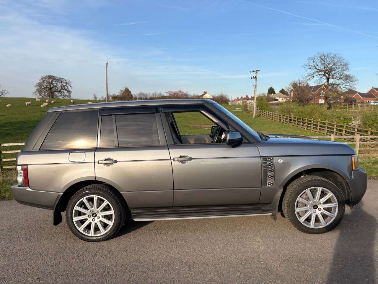 A 2011 LAND ROVER RANGE ROVER DIESEL ESTATE 4.4 TD V8 Vogue SUV 5dr Diesel Auto 4WD Euro 5 (313 bhp) A 2011 LAND ROVER RANGE ROVER DIESEL ESTATE 4.4 TD V8 Vogue SUV 5dr Diesel Auto 4WD Euro 5 (313 bhp)