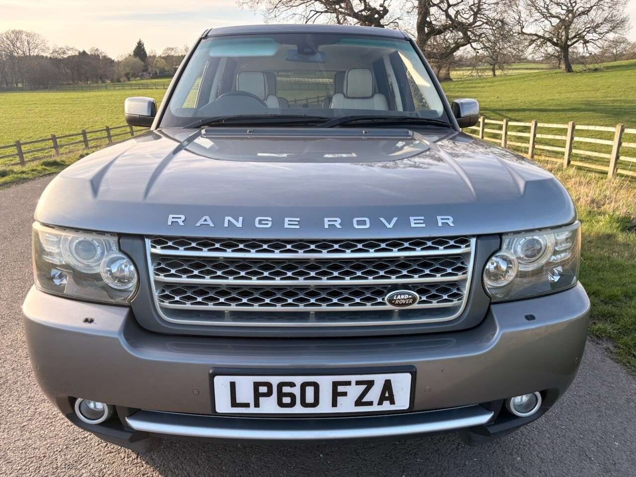 A 2011 LAND ROVER RANGE ROVER DIESEL ESTATE 4.4 TD V8 Vogue SUV 5dr Diesel Auto 4WD Euro 5 (313 bhp) A 2011 LAND ROVER RANGE ROVER DIESEL ESTATE 4.4 TD V8 Vogue SUV 5dr Diesel Auto 4WD Euro 5 (313 bhp)