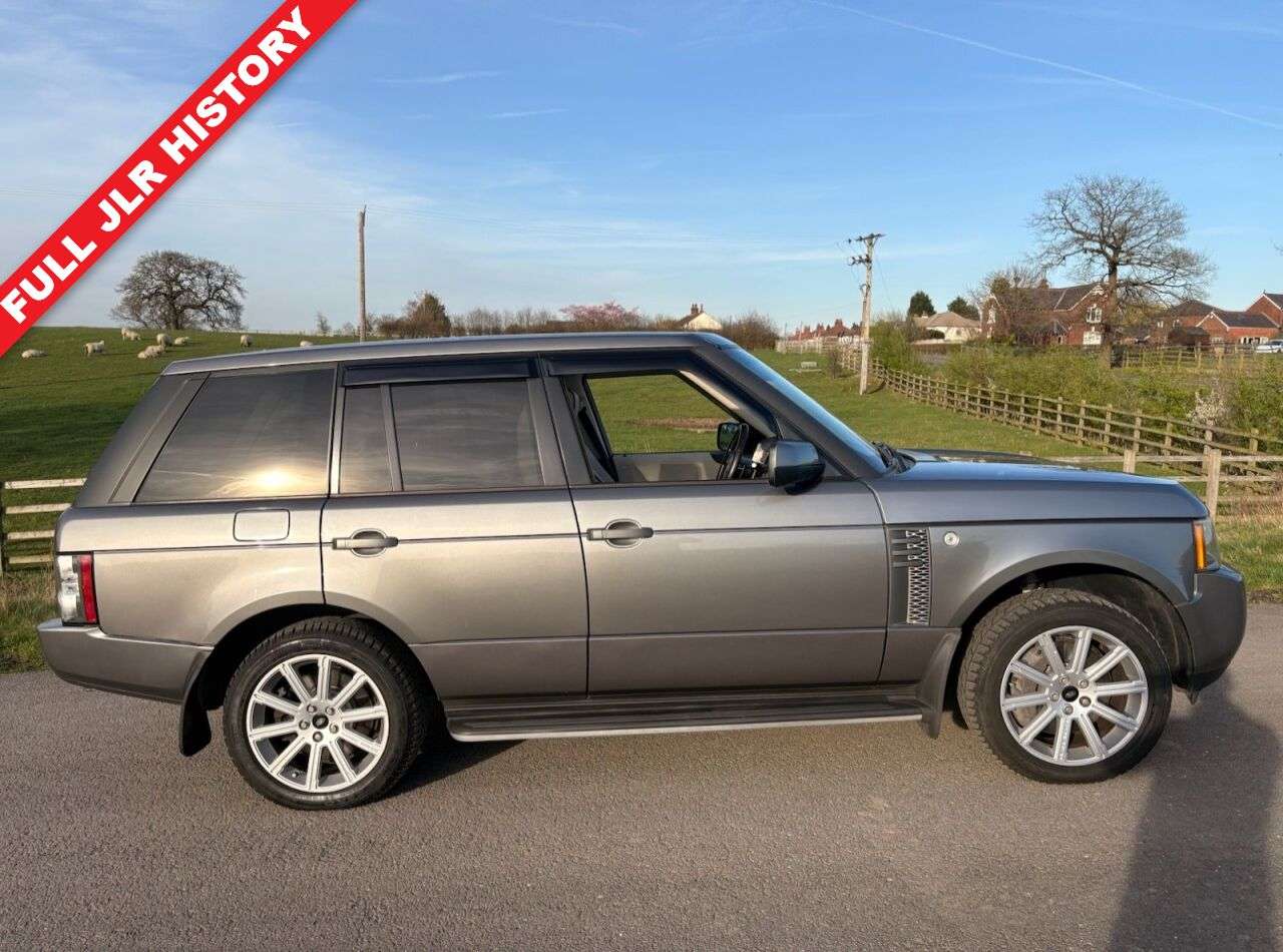 A 2011 LAND ROVER RANGE ROVER DIESEL ESTATE 4.4 TD V8 Vogue SUV 5dr Diesel Auto 4WD Euro 5 (313 bhp) LAST SERVICE AT 71 A 2011 LAND ROVER RANGE ROVER DIESEL ESTATE 4.4 TD V8 Vogue SUV 5dr Diesel Auto 4WD Euro 5 (313 bhp) LAST SERVICE AT 71