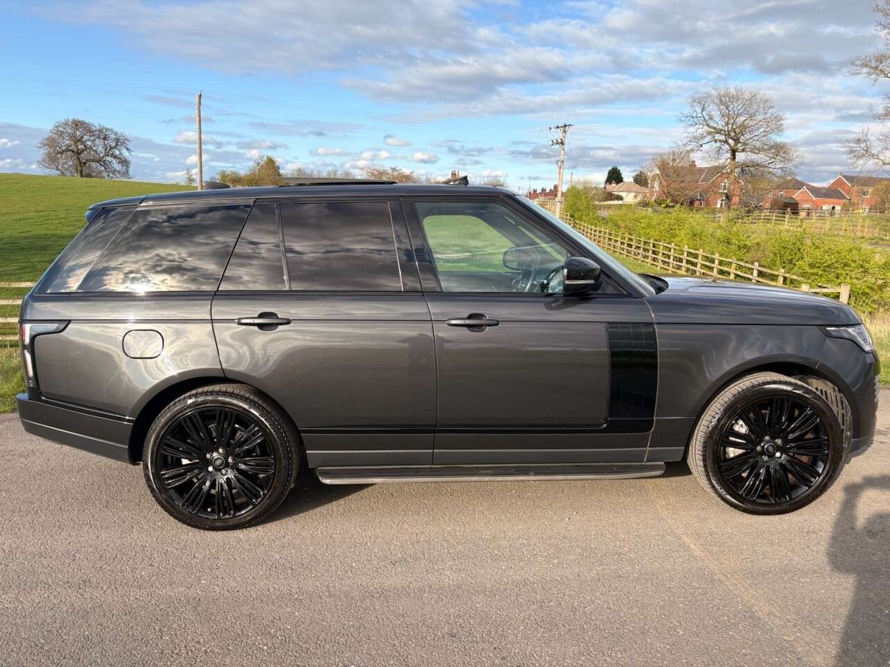 A 2021 LAND ROVER RANGE ROVER 3.0 D300 MHEV Westminster Black SUV 5dr Diesel Auto 4WD Euro 6 (s/s) (300 p A 2021 LAND ROVER RANGE ROVER 3.0 D300 MHEV Westminster Black SUV 5dr Diesel Auto 4WD Euro 6 (s/s) (300 p