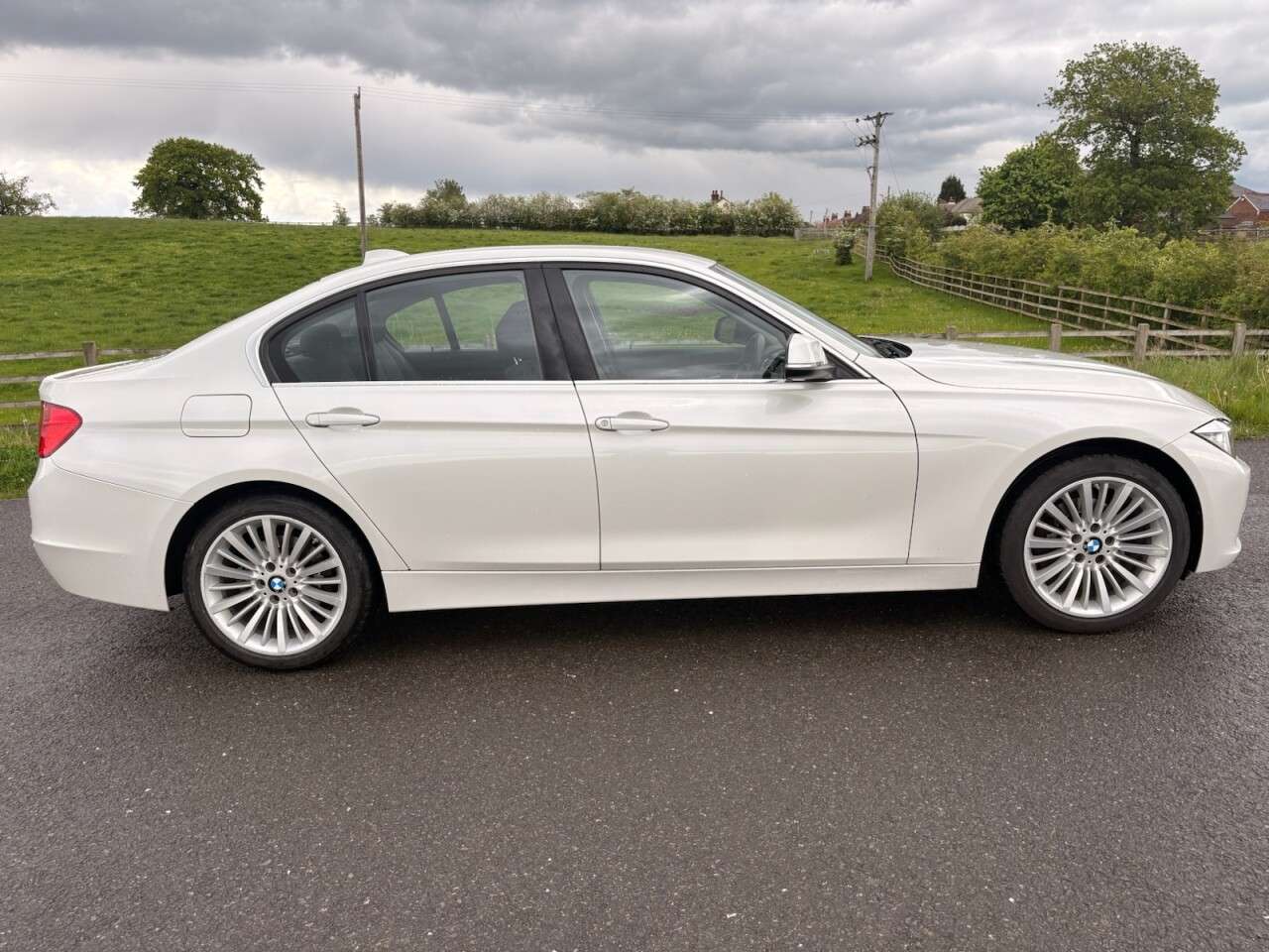 A 2015 BMW 3 SERIES 2.0 320i Luxury Saloon 4dr Petrol Manual Euro 6 (s/s) (184 ps) A 2015 BMW 3 SERIES 2.0 320i Luxury Saloon 4dr Petrol Manual Euro 6 (s/s) (184 ps)