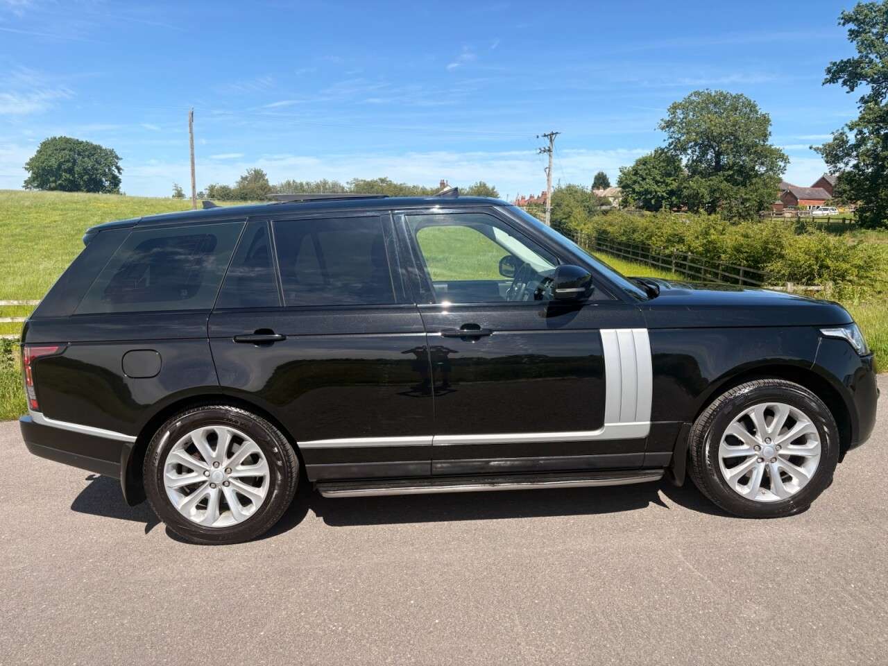 A 2015 LAND ROVER RANGE ROVER 3.0 TD V6 Vogue SUV 5dr Diesel Auto 4WD Euro 5 (s/s) (258 ps) FULL HISTORY A 2015 LAND ROVER RANGE ROVER 3.0 TD V6 Vogue SUV 5dr Diesel Auto 4WD Euro 5 (s/s) (258 ps) FULL HISTORY