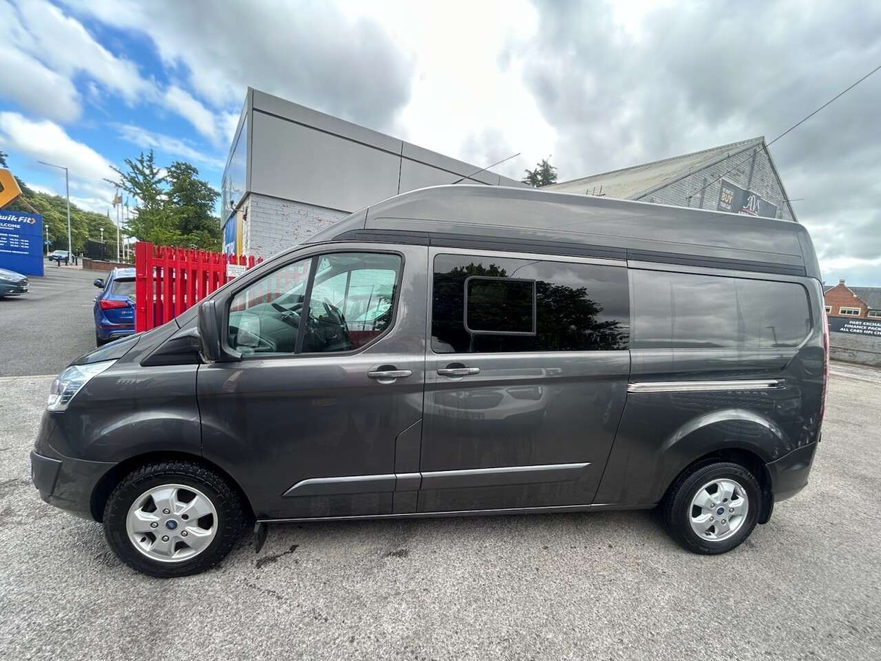 A 2017 FORD TRANSIT CUSTOM 2.0L AUTO 168 BHP !! NO VAT !! 5 SERVICES AUTOMATIC A 2017 FORD TRANSIT CUSTOM 2.0L AUTO 168 BHP !! NO VAT !! 5 SERVICES AUTOMATIC