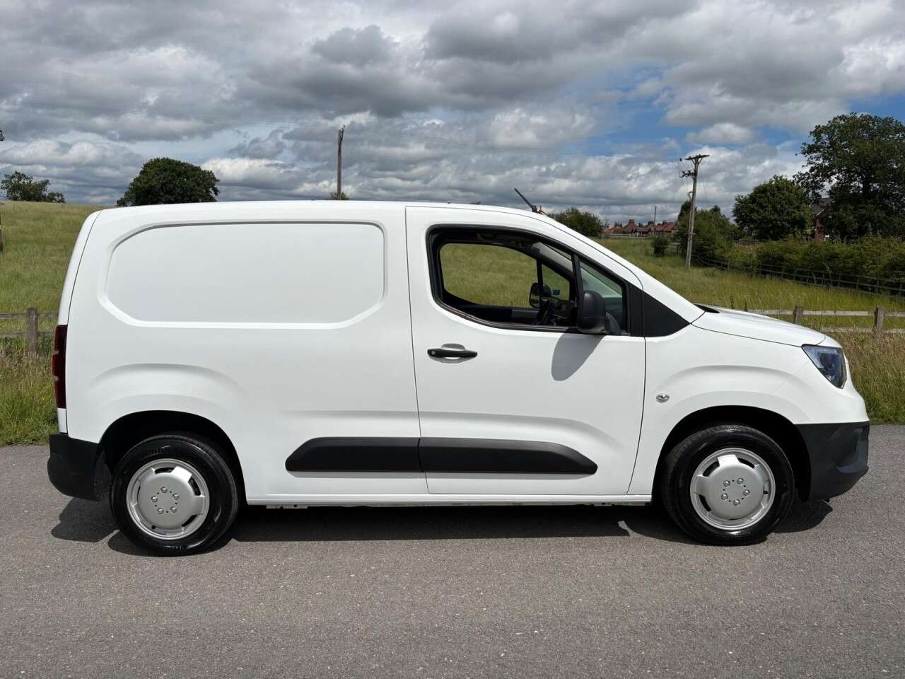 A 2020 VAUXHALL COMBO 1.5 Turbo D 2000 Edition Panel Van 4dr Diesel Manual L1 H1 Euro 6 (s/s) (10 A 2020 VAUXHALL COMBO 1.5 Turbo D 2000 Edition Panel Van 4dr Diesel Manual L1 H1 Euro 6 (s/s) (10