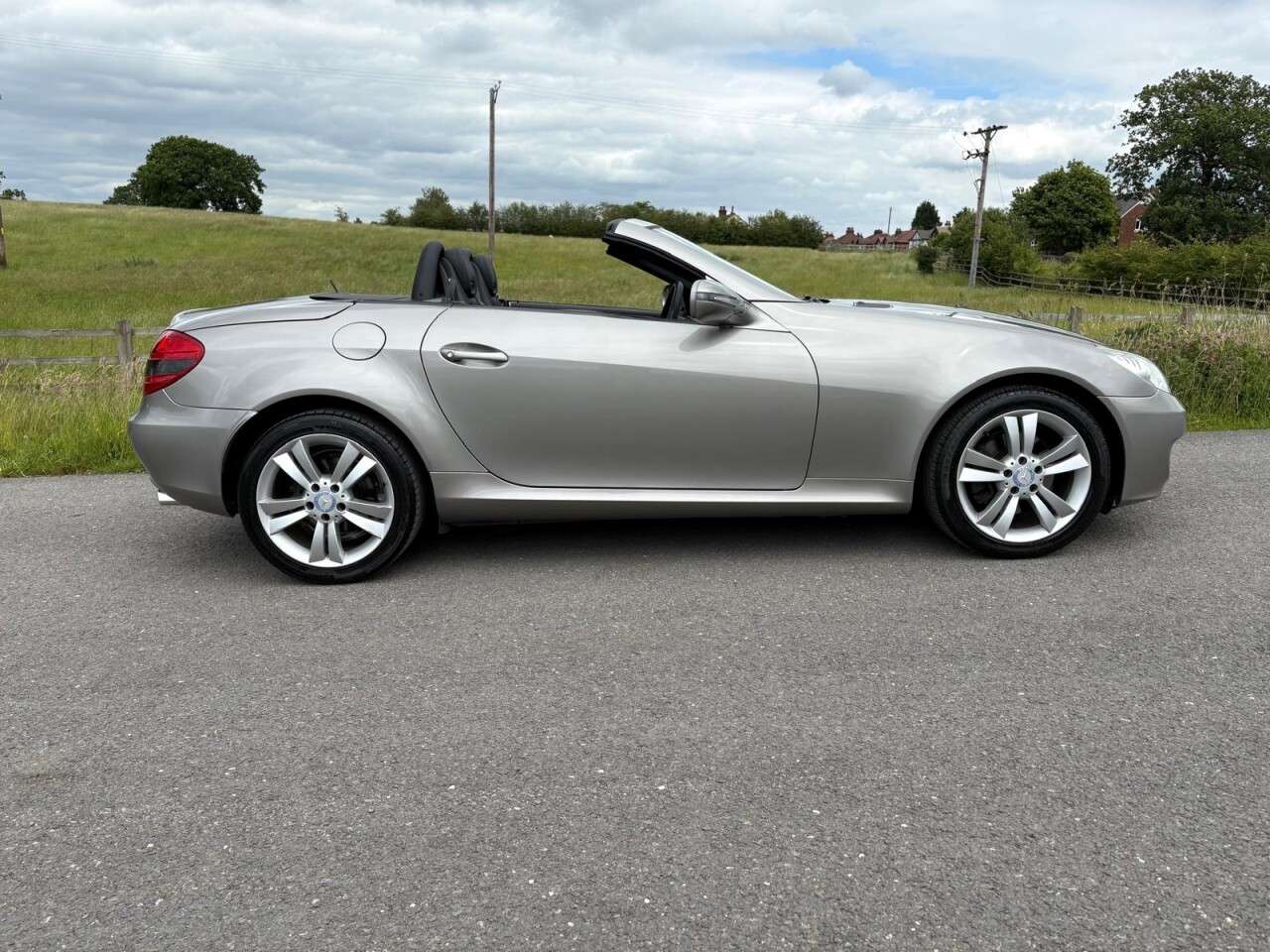 A 2009 MERCEDES-BENZ SLK 3.0 SLK280 Convertible 2dr Petrol G-Tronic Euro 4 (231 ps) A 2009 MERCEDES-BENZ SLK 3.0 SLK280 Convertible 2dr Petrol G-Tronic Euro 4 (231 ps)
