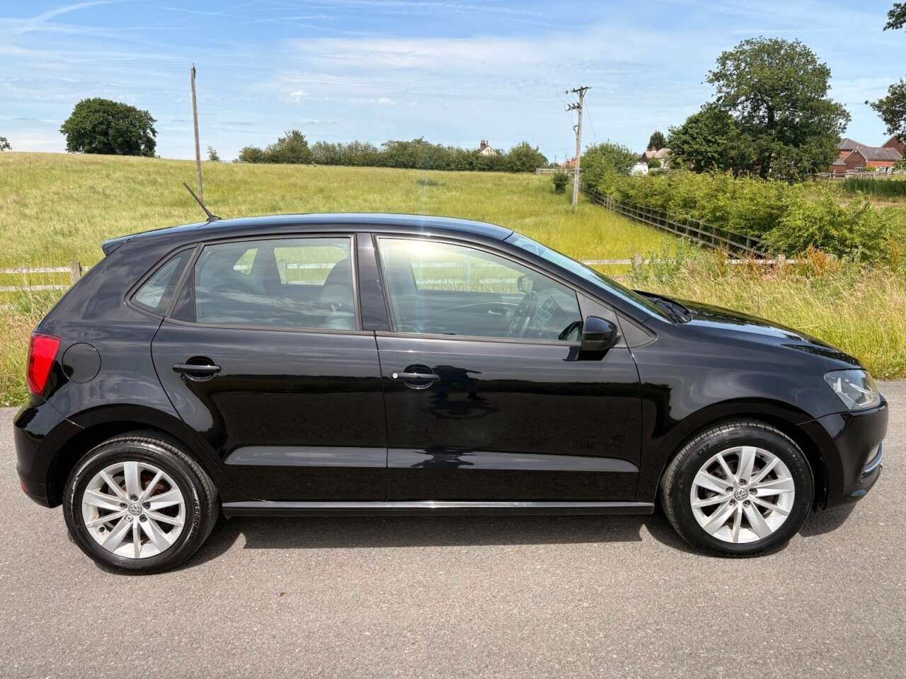 A 2014 VOLKSWAGEN POLO 1.4 TDI BlueMotion Tech SE Hatchback 5dr Diesel Manual Euro 6 (s/s) (75 ps) A 2014 VOLKSWAGEN POLO 1.4 TDI BlueMotion Tech SE Hatchback 5dr Diesel Manual Euro 6 (s/s) (75 ps)