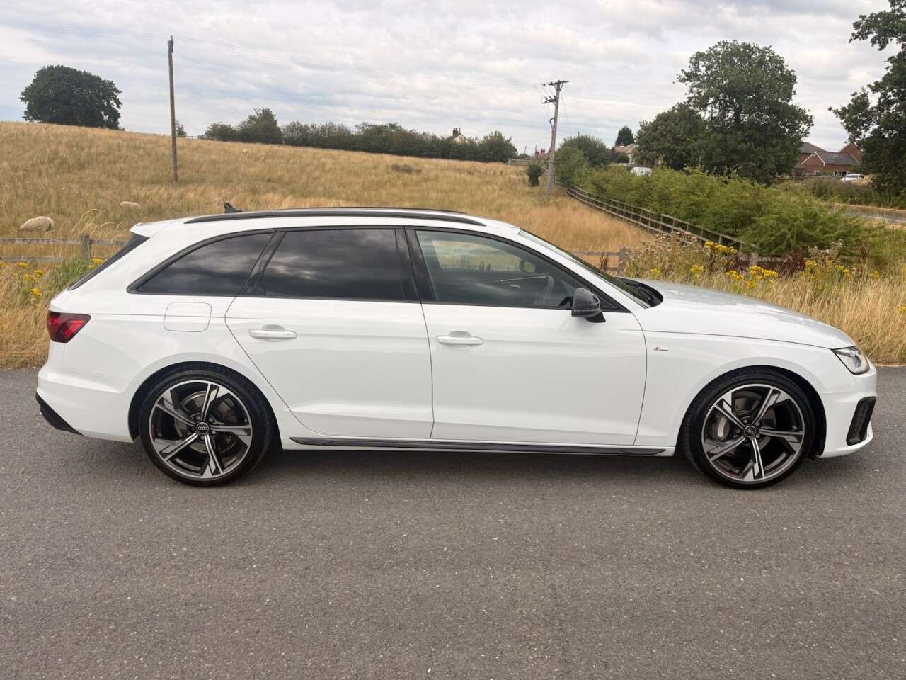 A 2022 AUDI A4 AVANT 2.0 TFSI 40 Black Edition Estate 5dr Petrol S Tronic Euro 6 (s/s) (204 ps) A 2022 AUDI A4 AVANT 2.0 TFSI 40 Black Edition Estate 5dr Petrol S Tronic Euro 6 (s/s) (204 ps)