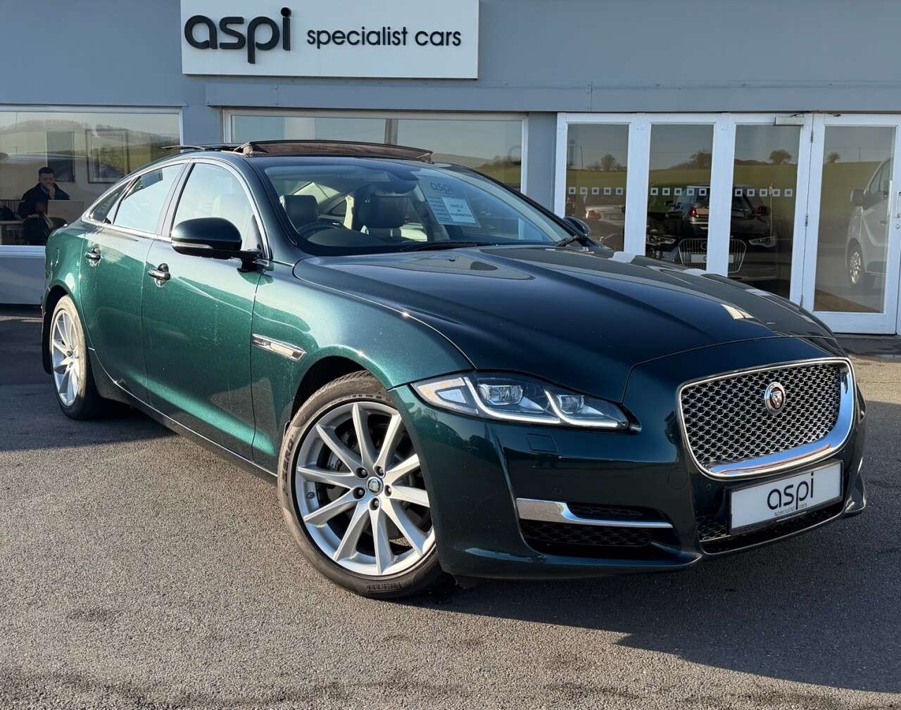 A 2016 JAGUAR XJ 3.0d V6 Luxury Saloon 4dr Diesel Auto Euro 6 (s/s) (300 ps) CRUISE, B/TOOTH A 2016 JAGUAR XJ 3.0d V6 Luxury Saloon 4dr Diesel Auto Euro 6 (s/s) (300 ps) CRUISE, B/TOOTH