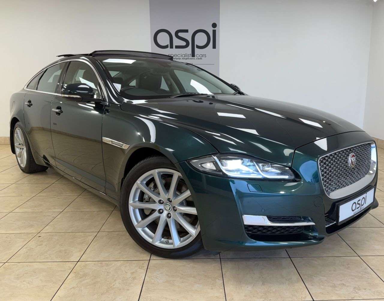 A 2016 JAGUAR XJ 3.0d V6 Luxury Saloon 4dr Diesel Auto Euro 6 (s/s) (300 ps) CRUISE, B/TOOTH A 2016 JAGUAR XJ 3.0d V6 Luxury Saloon 4dr Diesel Auto Euro 6 (s/s) (300 ps) CRUISE, B/TOOTH