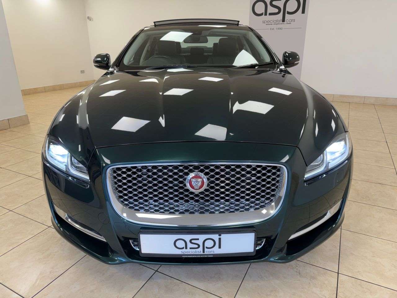 A 2016 JAGUAR XJ 3.0d V6 Luxury Saloon 4dr Diesel Auto Euro 6 (s/s) (300 ps) CRUISE, B/TOOTH A 2016 JAGUAR XJ 3.0d V6 Luxury Saloon 4dr Diesel Auto Euro 6 (s/s) (300 ps) CRUISE, B/TOOTH