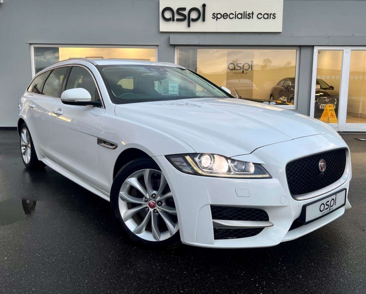 A 2019 JAGUAR XF 2.0i R-Sport GPF Sportbrake 5dr Petrol Auto Euro 6 (s/s) (250 ps) CRUISE, A A 2019 JAGUAR XF 2.0i R-Sport GPF Sportbrake 5dr Petrol Auto Euro 6 (s/s) (250 ps) CRUISE, A