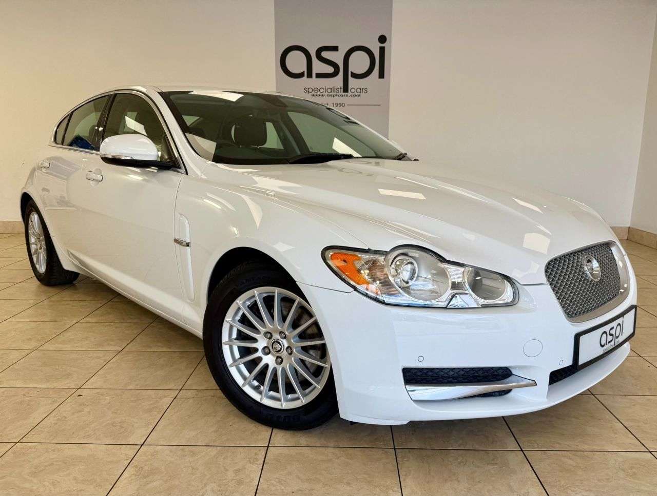 A 2010 JAGUAR XF 3.0 V6 Luxury Saloon 4dr Petrol Auto Euro 4 (238 ps) PDC, CRUISE, WOOD TRIM A 2010 JAGUAR XF 3.0 V6 Luxury Saloon 4dr Petrol Auto Euro 4 (238 ps) PDC, CRUISE, WOOD TRIM