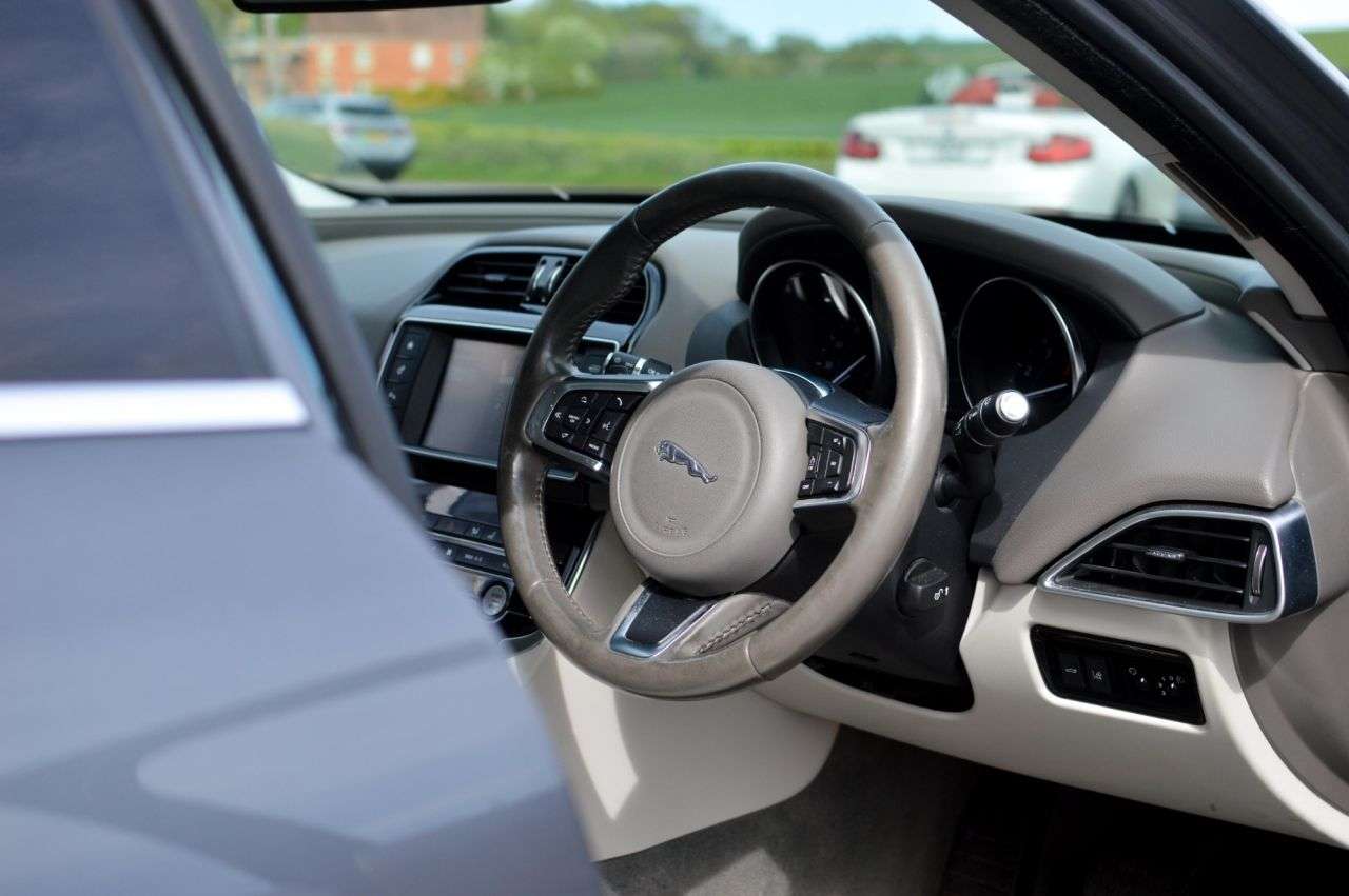 A 2018 JAGUAR XE 2.0i Prestige Saloon 4dr Petrol Auto Euro 6 (s/s) (250 ps) MEDIA, B/TOOTH, A 2018 JAGUAR XE 2.0i Prestige Saloon 4dr Petrol Auto Euro 6 (s/s) (250 ps) MEDIA, B/TOOTH,