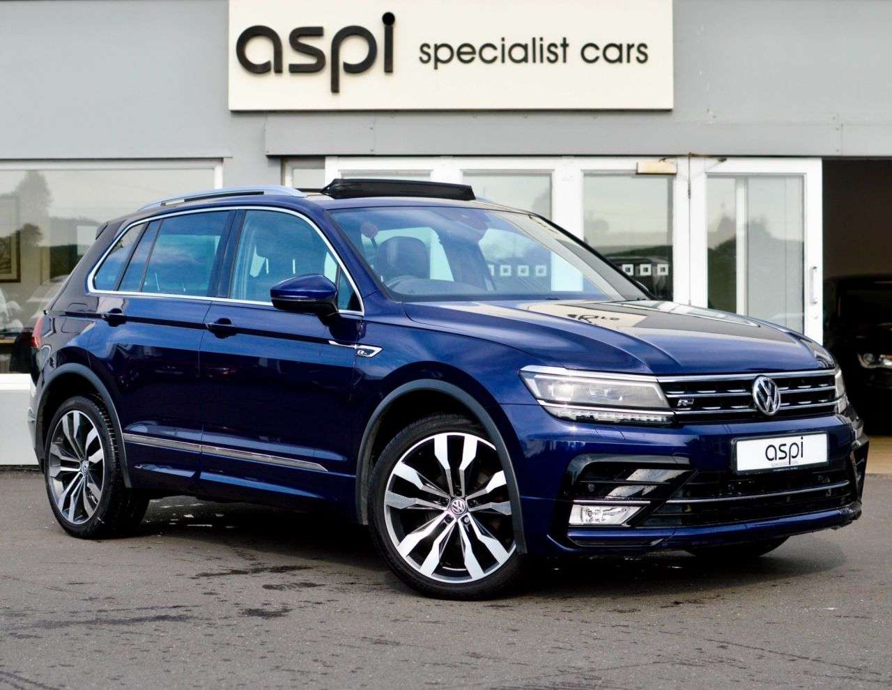A 2016 VOLKSWAGEN TIGUAN 2.0 TDI BlueMotion Tech R-Line SUV 5dr Diesel DSG Euro 6 (s/s) (150 ps) S/R A 2016 VOLKSWAGEN TIGUAN 2.0 TDI BlueMotion Tech R-Line SUV 5dr Diesel DSG Euro 6 (s/s) (150 ps) S/R